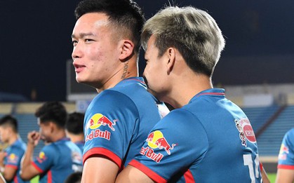 Hoàng Đức tập riêng vì chấn thương, được Tấn Tài ôm động viên