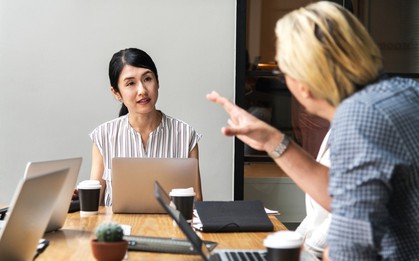 "Đối mặt với khó khăn, bạn giải quyết thế nào?", cô gái EQ cao trả lời khiến lãnh đạo gật đầu tán thưởng