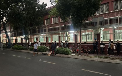 Phụ huynh TPHCM xếp hàng từ tờ mờ sáng xin học cho con