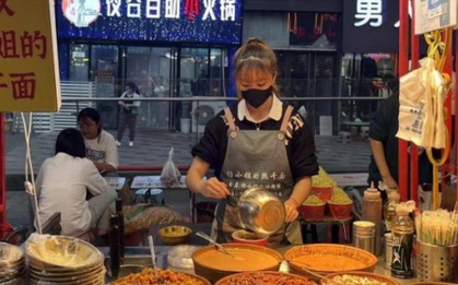 18 tuổi kinh doanh hàng ăn với chiếc xe đẩy: Đắt hàng như tôm tươi, thu nhập khoảng 3 tỷ đồng/năm, mua được cả ô tô hạng sang