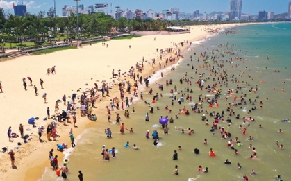 Tết Đoan Ngọ, đúng 12h trưa người "xứ Nẫu" mặc áo chống nắng, che ô tắm biển xả xui