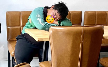 Thấy shipper ngủ gật giữa nhà hàng, nhân viên lẫn khách cùng có một thái độ gây bất ngờ