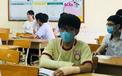 Bị gãy cả hai tay, thí sinh TPHCM sẽ được viết hộ bài