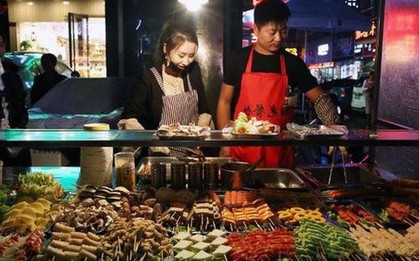 Hai vợ chồng Trung Quốc bán thịt xiên giá rẻ, chẳng mấy chốc mua nhà tậu xe: Làm nhỏ ăn lớn không khó, tất cả là nhờ 3 "độc chiêu"