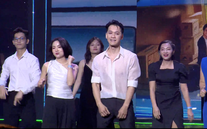 [Clip] Chủ tịch ngân hàng ACB Trần Hùng Huy gây sốt với màn trình diễn đàn, hát, nhảy "dưới mưa"