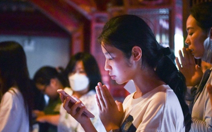 Sĩ tử đến Văn Miếu cầu may trước kỳ thi vào 10