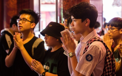 Hàng trăm sĩ tử Hà Nội đến Văn miếu Quốc Tử Giám cầu may trước ngày thi chuyển cấp