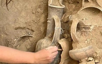 Từ trường dị thường làm lộ ra mộ cổ đầy vàng, đá quý, ngà voi