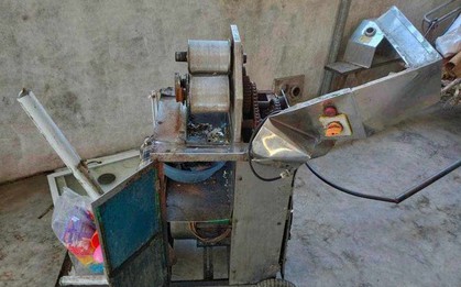 Bé gái 4 tuổi bị máy ép nước mía cán nát bàn tay