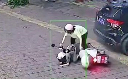 Bà mẹ đoảng khiến người đi đường khiếp sợ khi liên tục đẩy con vào tình huống nguy hiểm