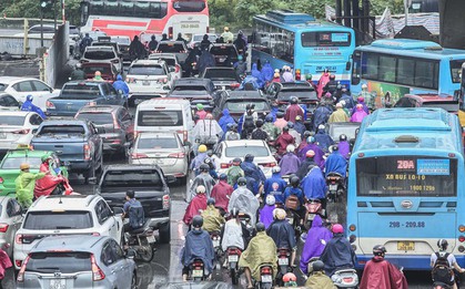 Sau cơn bão số 1, người dân Hà Nội chật vật di chuyển trong cơn mưa tầm tã