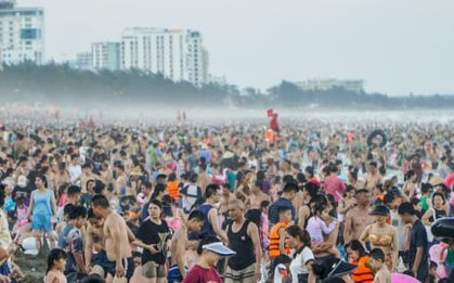 Biển Sầm Sơn đông nghịt người ngày nắng nóng