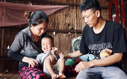 Bị dị tật ở tay, người cha bốc vác gom góp tiền phẫu thuật tim cho con trai 2 tuổi