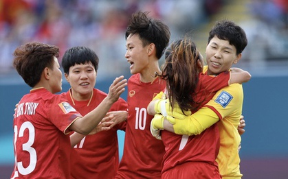 Huỳnh Như nhảy lên ôm Kim Thanh ăn mừng sau pha cản phá penalty quan trọng hơn một bàn thắng