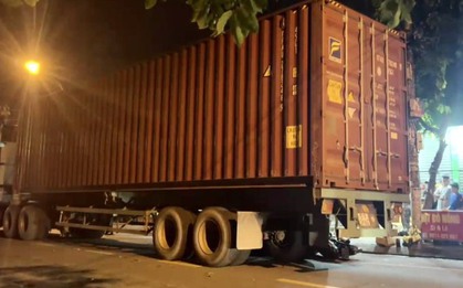 Sau âm thanh lớn, 1 người nằm chết cạnh xe container ở TP HCM