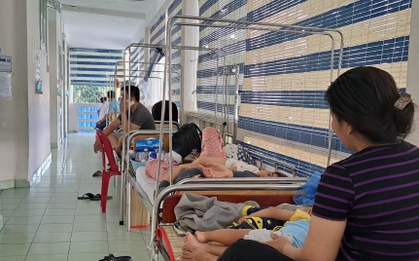 Trẻ mắc tay chân miệng tăng cao, bệnh viện ở TP.HCM kê thêm giường dọc hành lang