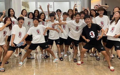 Huỳnh Như tặng áo cho U19 nữ Việt Nam trước thềm U19 nữ Đông Nam Á