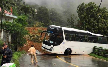 Sạt lở trên đèo Bảo Lộc: Đang tìm kiếm 3 CSGT và 1 người dân bị vùi lấp