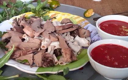 Bị điếc đột ngột sau bữa lòng lợn tiết canh