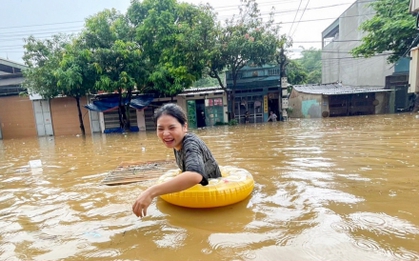 Mưa lớn khiến nhiều tuyến đường TP Lào Cai ngập sâu, người dân dùng phao đi trên phố