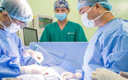 Ghép thận tự thân cứu sống bé trai 1 tuổi bị cao huyết áp, suy tim do hẹp động mạch thận phải