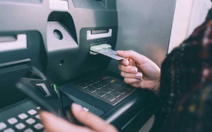 Thẻ ATM bị khóa, có rút tiền, chuyển tiền được không?