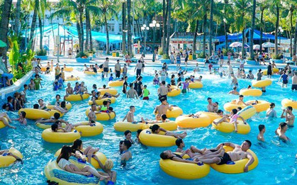 Nắng nóng gay gắt, hàng ngàn người đổ về Công viên nước Hồ Tây giải nhiệt