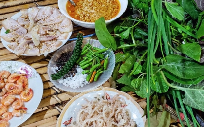 Độc đáo đặc sản gỏi lá Kon Tum, chỉ cần thử một cuốn là không muốn dừng