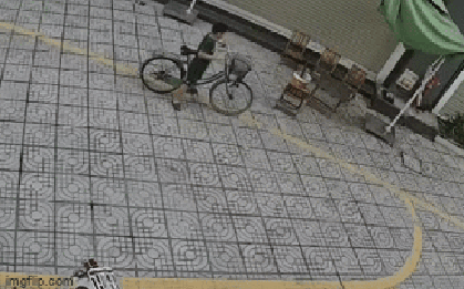 Đang đạp xe thấy tiền bay tứ tung, cậu bé lớp 3 có hành động bất ngờ