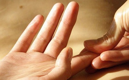 Bỗng dưng thấy tê tay: Bác sĩ cảnh báo dấu hiệu nhiều bệnh cần đi khám ngay