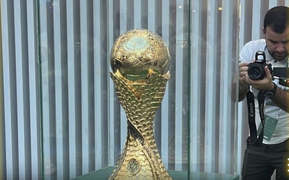 Biếm họa 24h: Ronaldo sắp được nâng cao chức vô địch "World Cup"