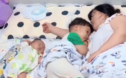 Cậu bé kéo em mình ra xa chỉ vì muốn được nằm cạnh mẹ, hành động của bà mẹ khiến nhiều người rơi nước mắt