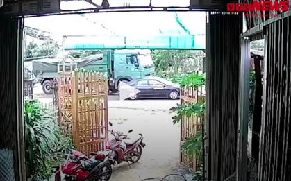 Hình ảnh xe chở thành viên CLB bóng đá HAGL vài giây trước tai nạn