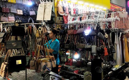 Bán “hàng hiệu” ở... vỉa hè