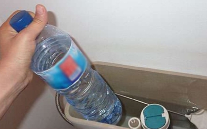 Tác dụng khi đặt chai nhựa vào bể chứa nước của bồn cầu