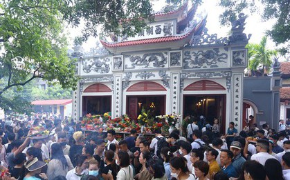 Phủ Tây Hồ đông nghẹt trong ngày đầu tiên của tháng "cô hồn"