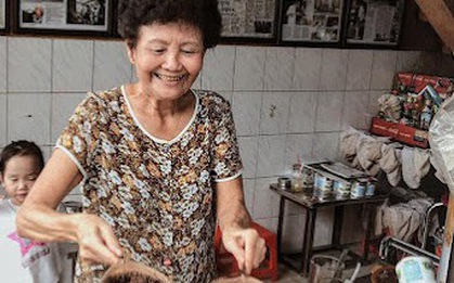 Có gì trong quán cafe vợt 73 năm nổi tiếng nhất Sài Gòn, khách kìn kìn tới xếp hàng mỗi sáng?