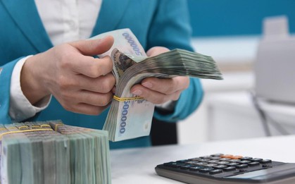 Bà cụ đi rút số tiền lớn nhưng liên tục có hành động này, nhân viên ngân hàng lập tức báo công an