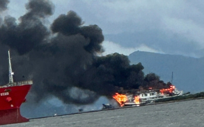 Tàu du lịch bốc cháy dữ dội trên biển ở Hải Phòng