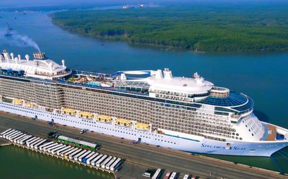 Siêu tàu Spectrum of the Seas đưa hơn 4.000 du khách cập cảng Cái Mép