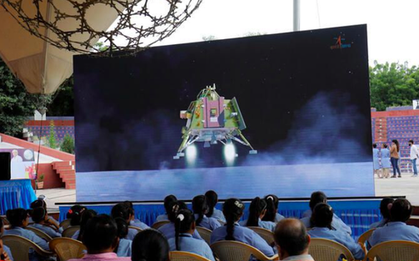 Ấn Độ vỡ oà khi tàu đổ bộ đáp xuống Mặt trăng thành công