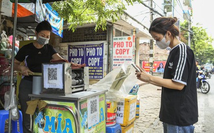 Thời đại của ly trà đá 10k cũng quét mã trả tiền: ''Mình không nhớ lần cuối dùng tiền mặt là khi nào''