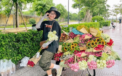 Gánh hoa đặc trưng của đường phố Hà Nội không ngờ lại mang tới cơ hội kiếm cả triệu mỗi ngày cho người dân thành phố khác