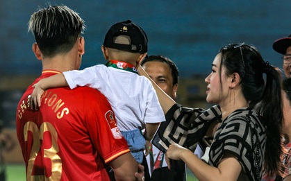 Vợ Hồ Tấn Tài lần đầu xuất hiện trên sân Hàng Đẫy, nhan sắc ngoài đời có như ảnh tự đăng