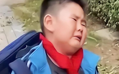 Cháu chuẩn bị vào lớp 1, bà nội nói đùa một câu rồi lập tức hối hận