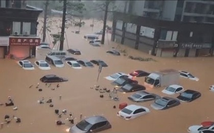 Trung Quốc: Nước lũ dâng cao nhấn chìm ngôi làng, nhiều tòa nhà bỗng chốc hóa thành "cô đảo"