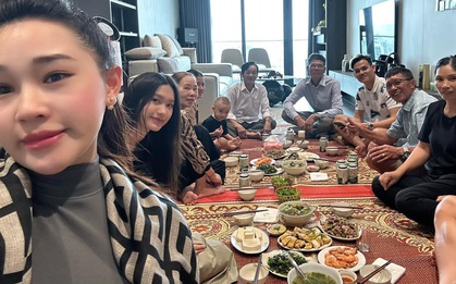 Vợ chồng Hồ Tấn Tài đến thăm gia đình Văn Hậu, Quang Hải, vắng mặt Chu Thanh Huyền