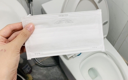 Bỏ khẩu trang vào bể chứa nước bồn cầu có lợi ích gì?