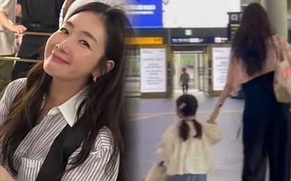 Con gái 3 tuổi nhà Choi Ji Woo gây chú ý khi đi chơi cùng mẹ