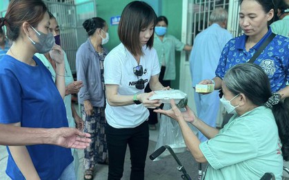Vừa trở về từ World Cup, tiền vệ đội tuyển nữ Việt Nam đã đi làm từ thiện